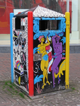 848182 Afbeelding van de beschilderde afvalbak op de hoek van het Vredenburg en de Lange Viestraat te Utrecht.